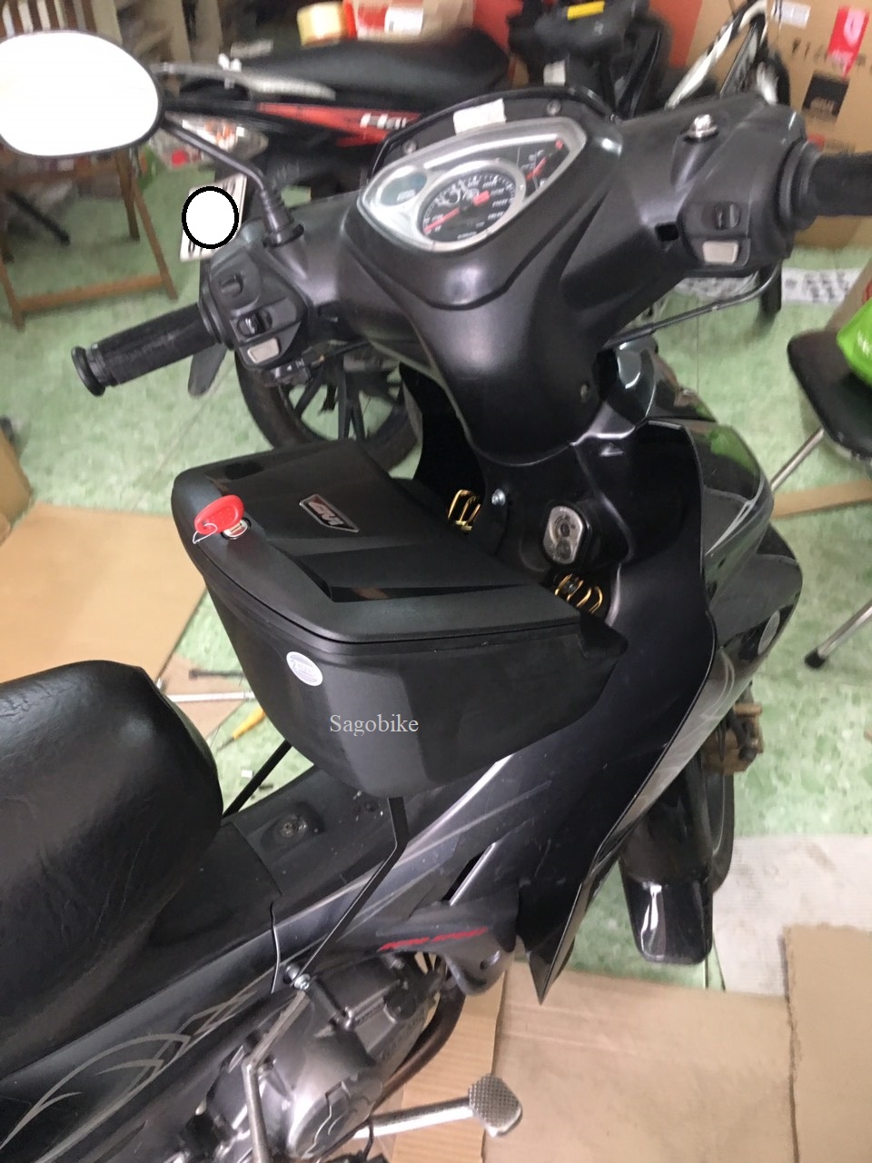 Thùng giữa givi G12N lắp cho xe Jupiter