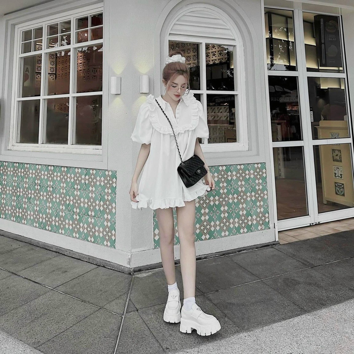 Đầm babydol ngắn tay cổ viền bèo ngắn dễ thương, Đầm babydol cổ viền bèo xẻ đính nút mặc đi chơi xinh xắn, Đầm nữ babydol dáng cổ bèo đính bút phong cách MTB