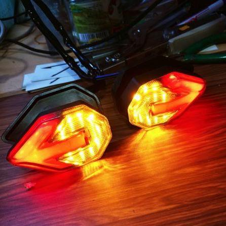 xi nhan xe may Xi Nhan Xe moto hv shop mùi tên Q 5 ( đỏ  - vàng ) ( 1 cặp )