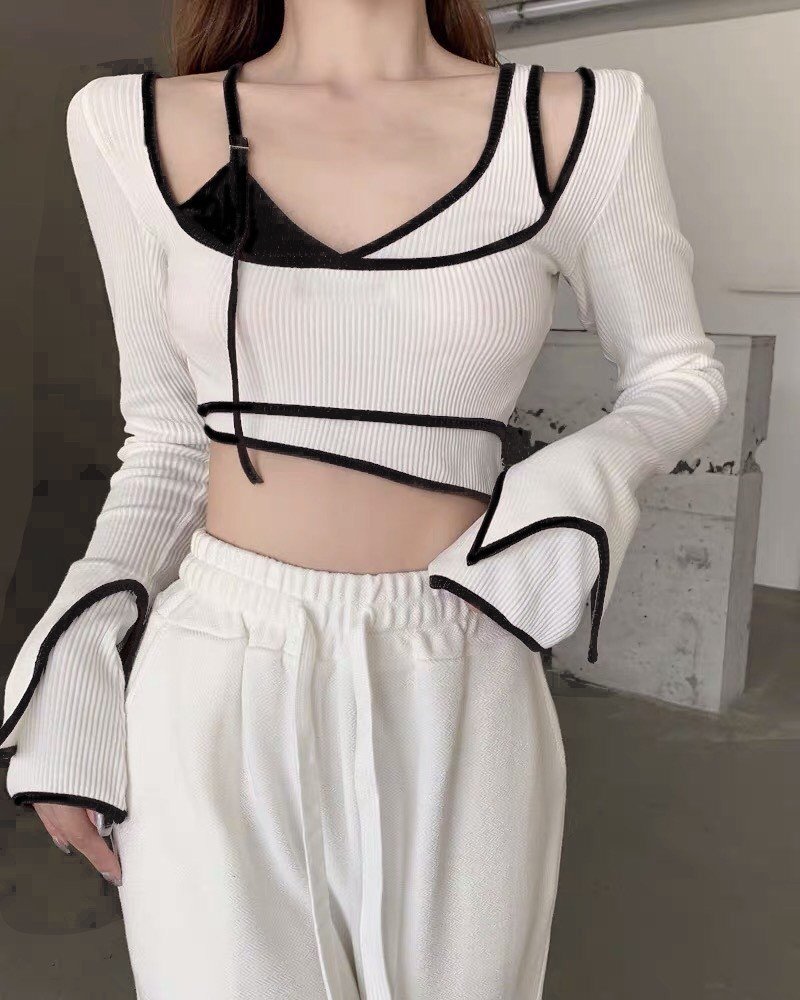 Áo croptop hở vai JUCO phối ống tay loe , croptop kiểu tay dài, áo kiểu nữ sang chảnh