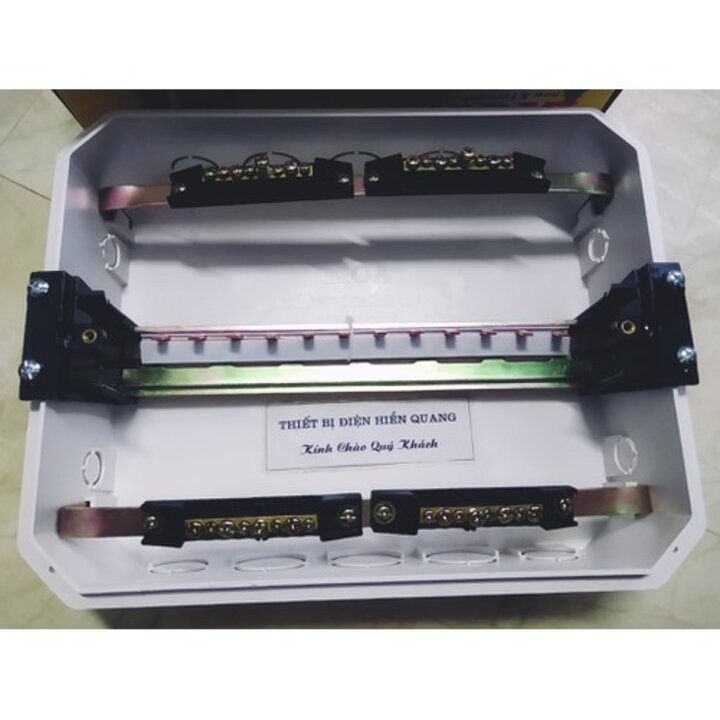 Vỏ tủ điện âm tường Lioa 8-12 MCB ( 6 Át đôi hoặc 12 Át đơn )