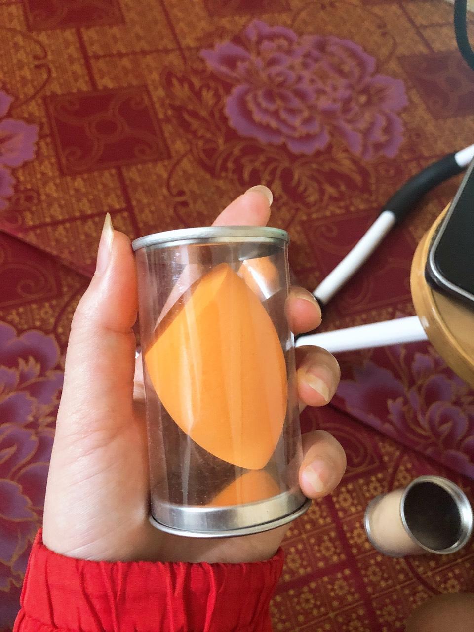 Bông mút tán nền kem hộp đựng