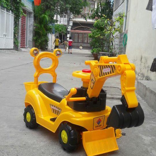 Xe chòi chân cần cẩu cho bé