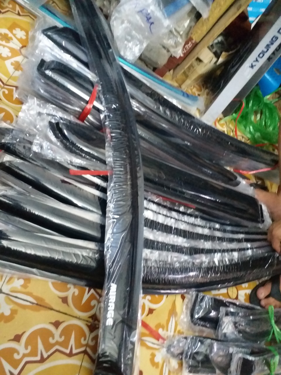Bộ vè mưa đen xe Mitsubishi Mirage 2014-2019.