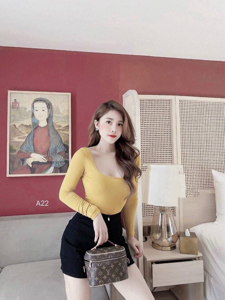 Áo Thun Lụa Cổ Vuông Dễ Thương