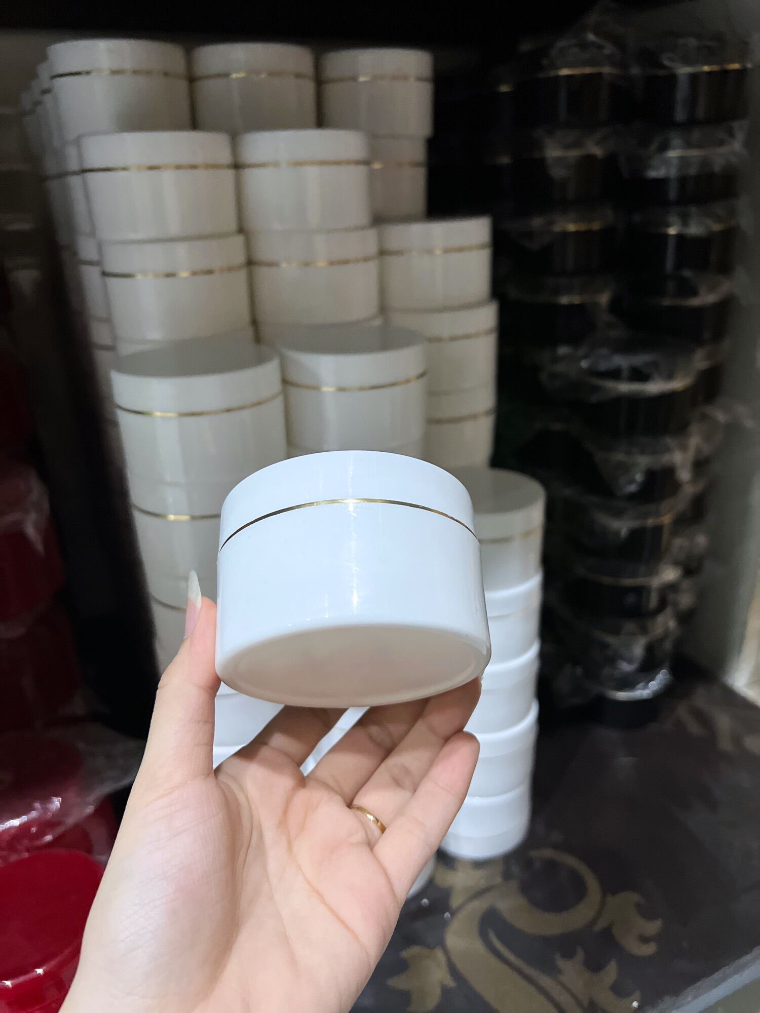 [HCM]Lẻ hủ đựng kem 200g màu trắng đục