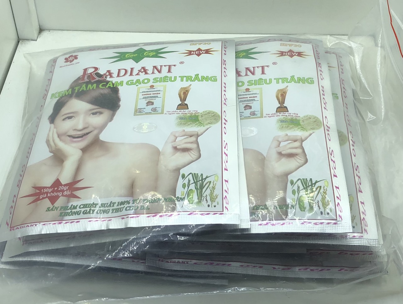 COMBO 10 TẮM TRẮNG RADIANT CÁM GẠO 170g