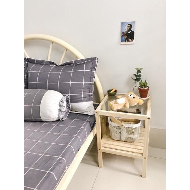 Kệ gỗ để đầu giường mặt kính