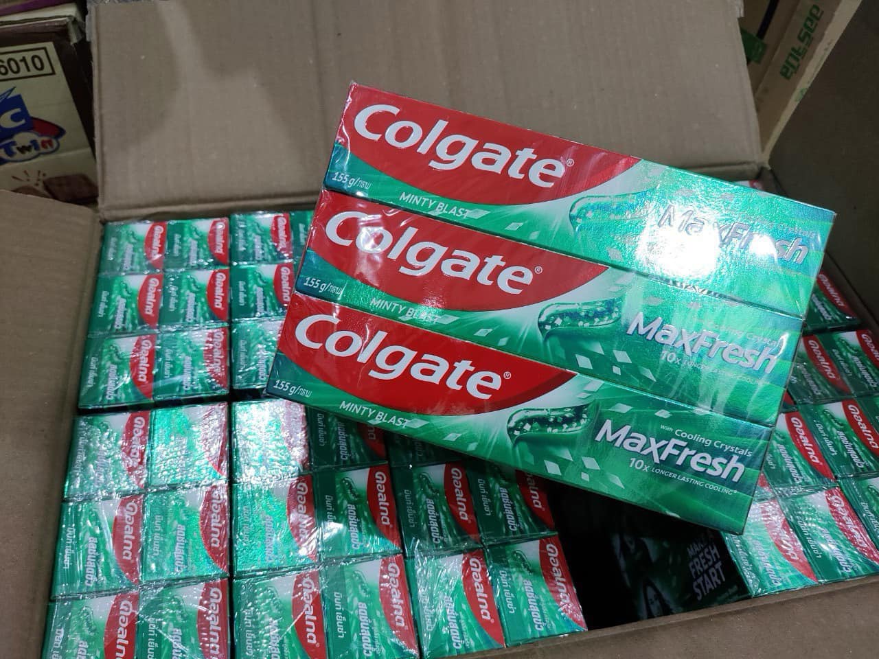 Kem đánh răng Colgate MaxFresh Thái Lan 155g