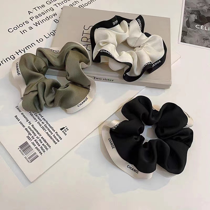 CỘT TÓC BUỘC TÓC SCRUNCHIES HỌA TIẾT TRÁI TIM SẮC MÀU