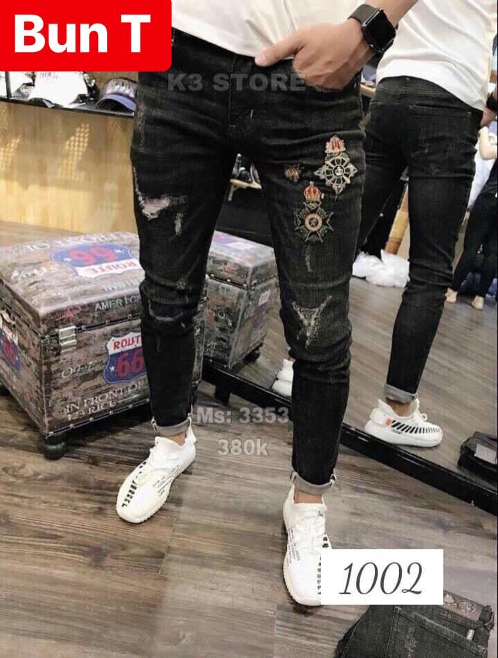 QUẦN JEAN NAM CHẤT BÒ ĐEN THÊU LOGO VỊ VUA VĨ ĐẠI TT-1002 TRANG BUN FASHION