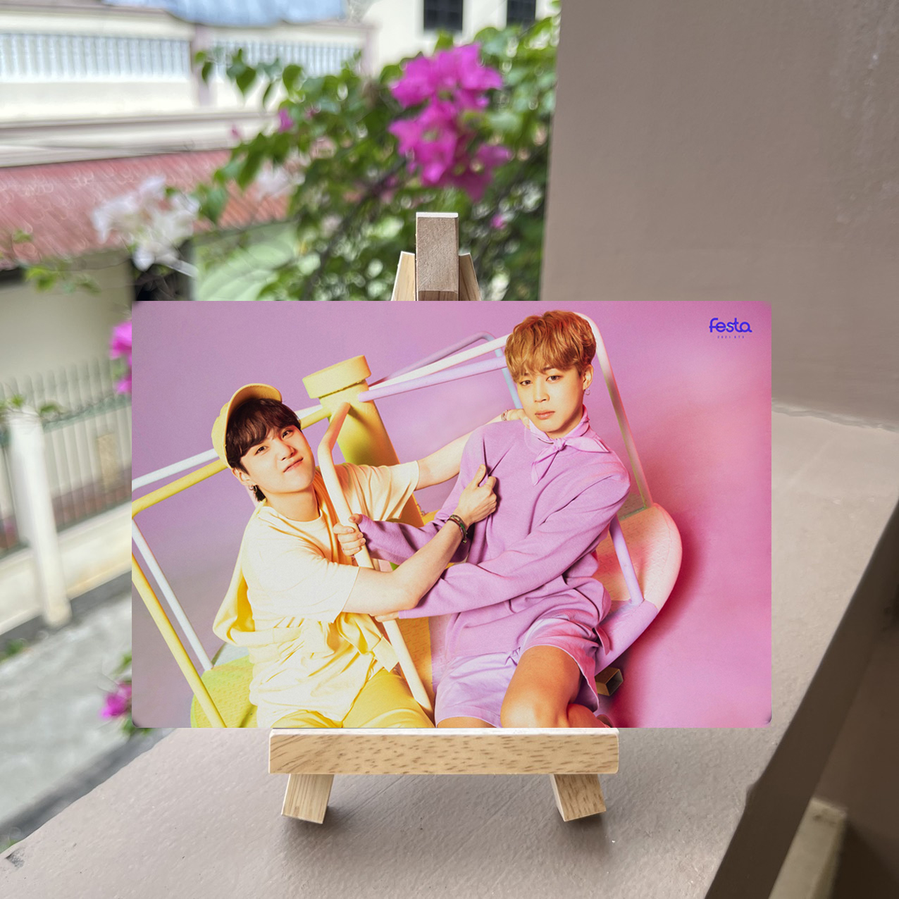 Khung ảnh BTS ( tặng kèm kệ gỗ)