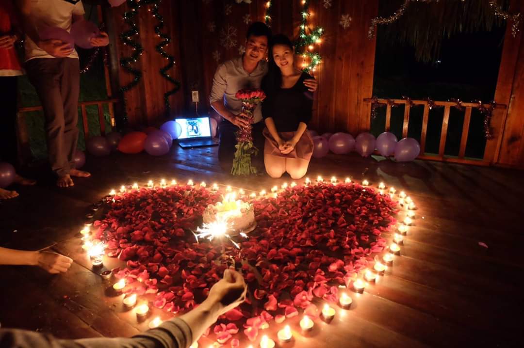 50 nến tealight + 200 cánh hoa hồng giả