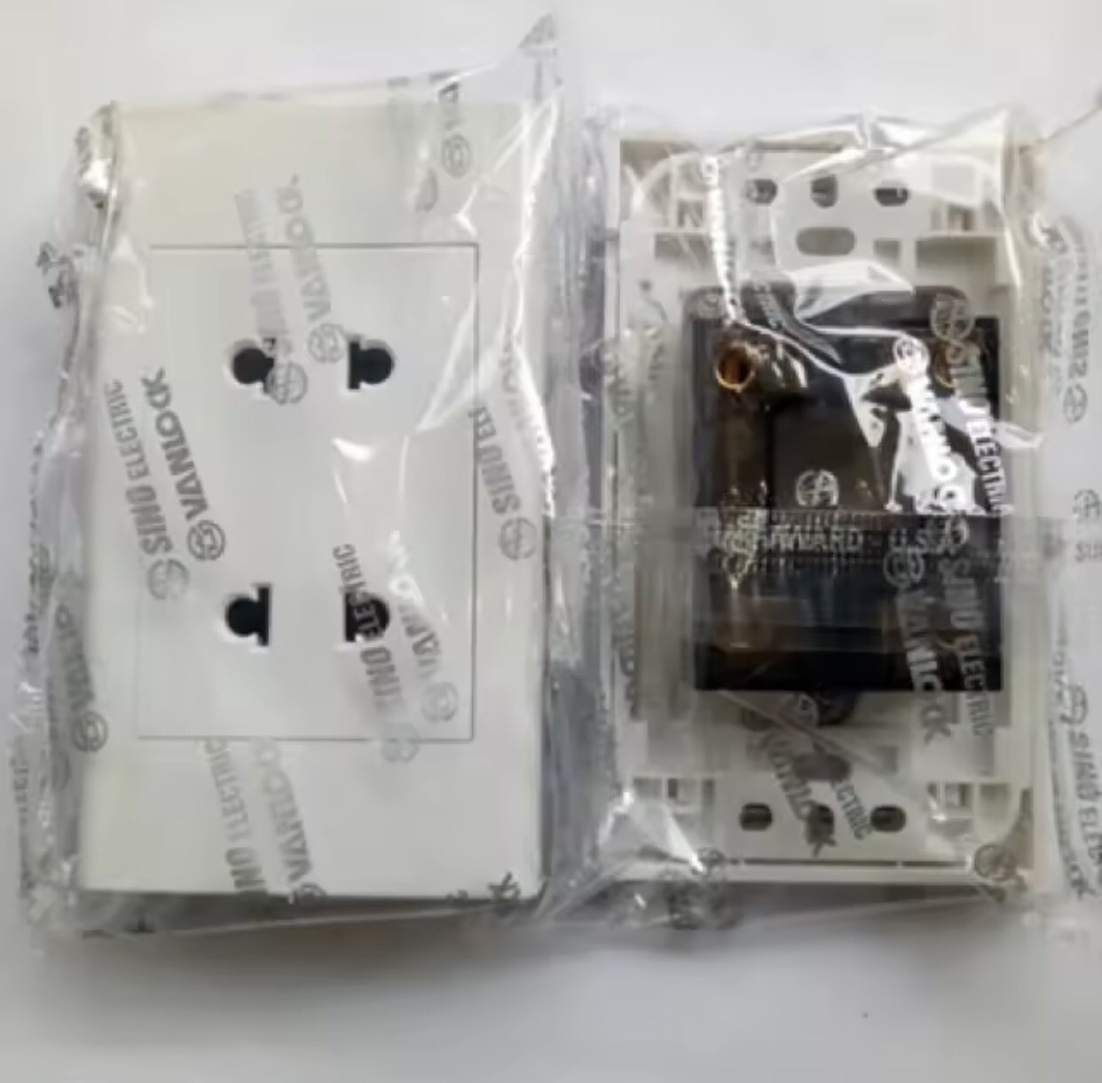 Ổ cắm đôi 2 chấu mã s18 sino
