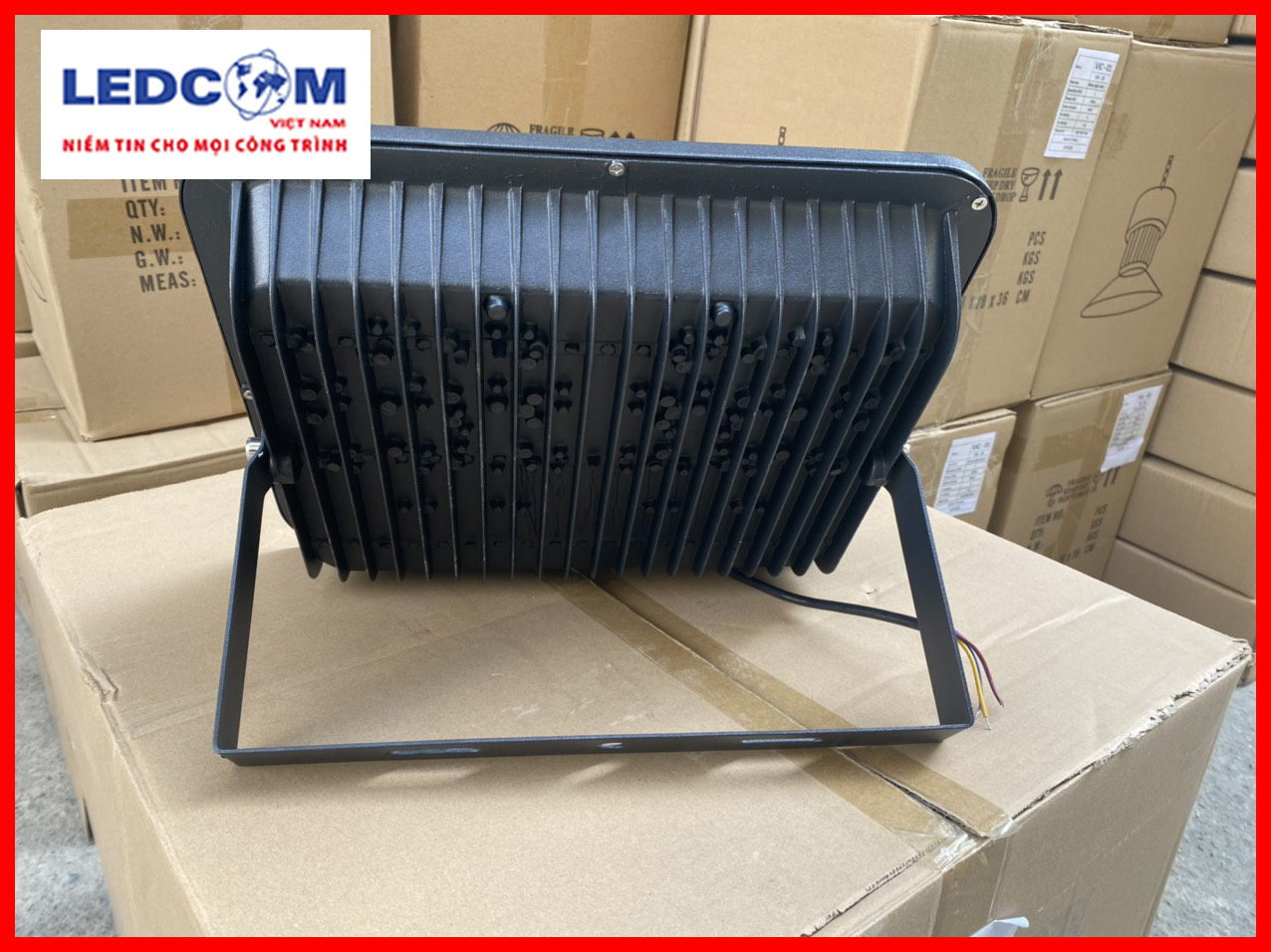 Đèn pha cốc 200w siêu sáng chiếu ngoài trời