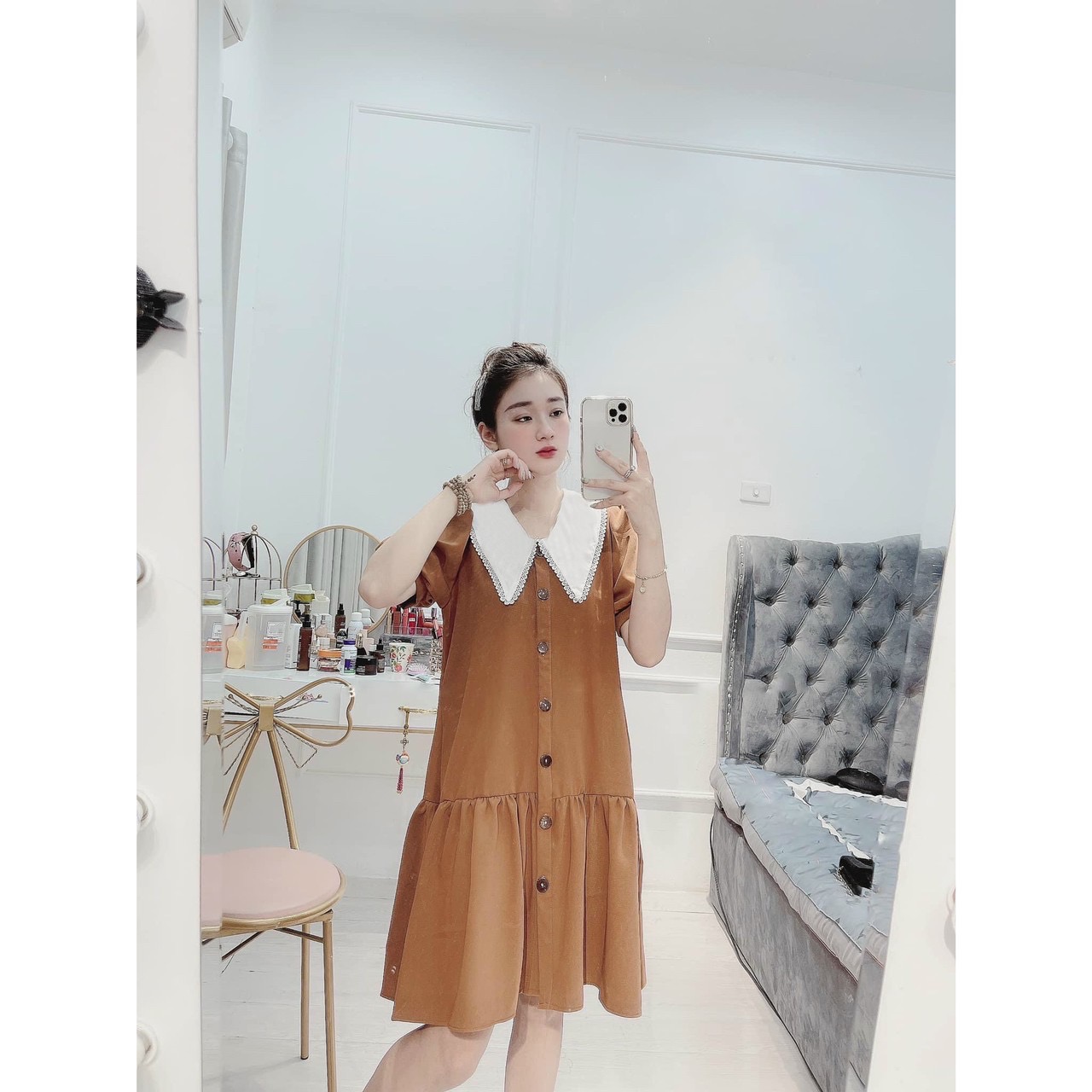 Đầm kem cổ trắng viền ren