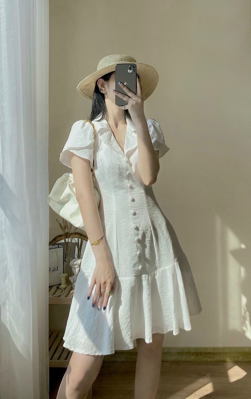 Đầm trắng nút bọc tay sen