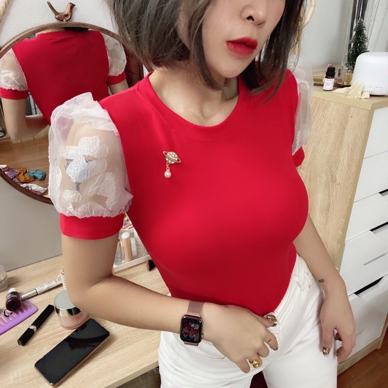 Áo thun tay phồng ren cổ tròn cài ngọc