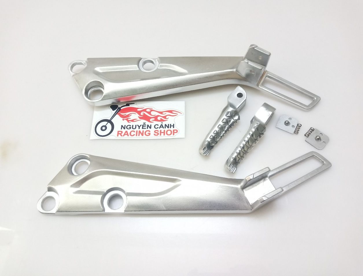 Gác chân wave 2004 có xếp bật bi trắng 2 món như hình