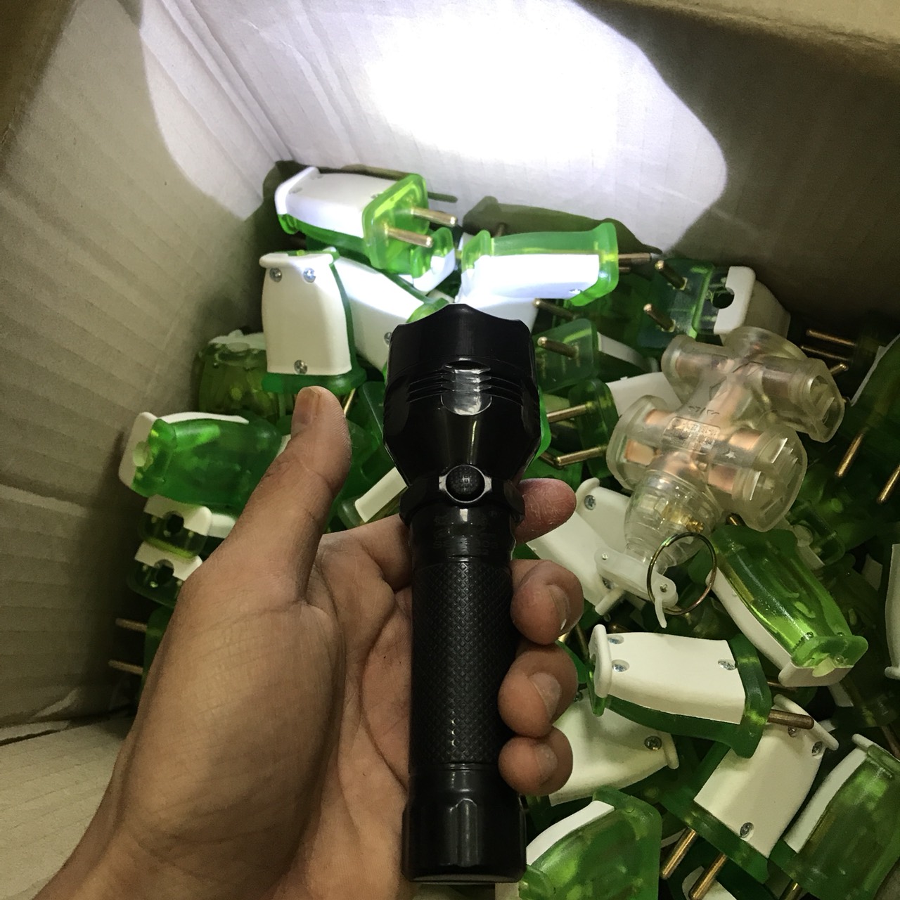 Đèn Pin Siêu Sáng Kèm pin và sạc