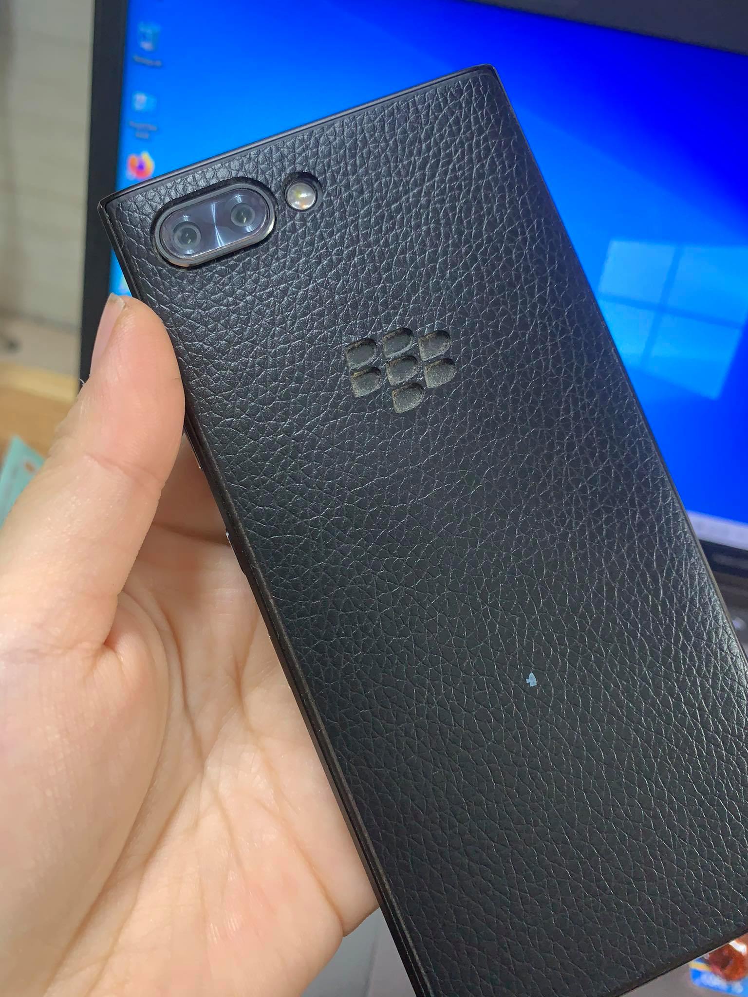 Dán da lưng Blackberry Key 2 khắc hình trống đồng