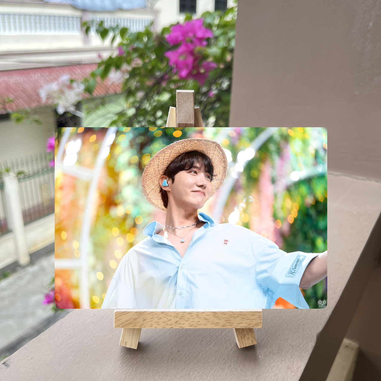 Khung ảnh BTS ( tặng kèm kệ gỗ)