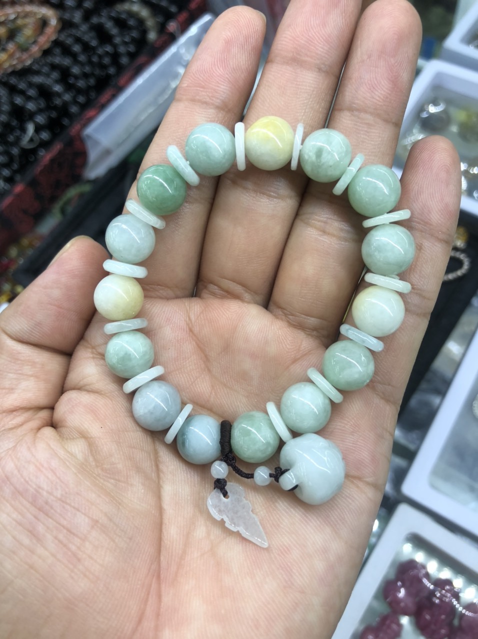 Vòng đeo tay, lắc tay phong thủy đá ngọc phỉ thúy