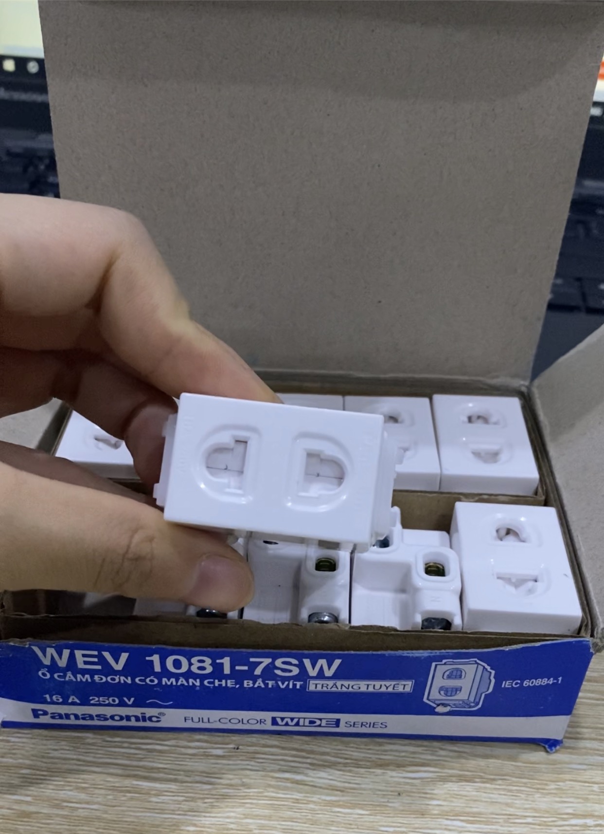 Ổ cắm đơn PANASONIC Wide có màn che