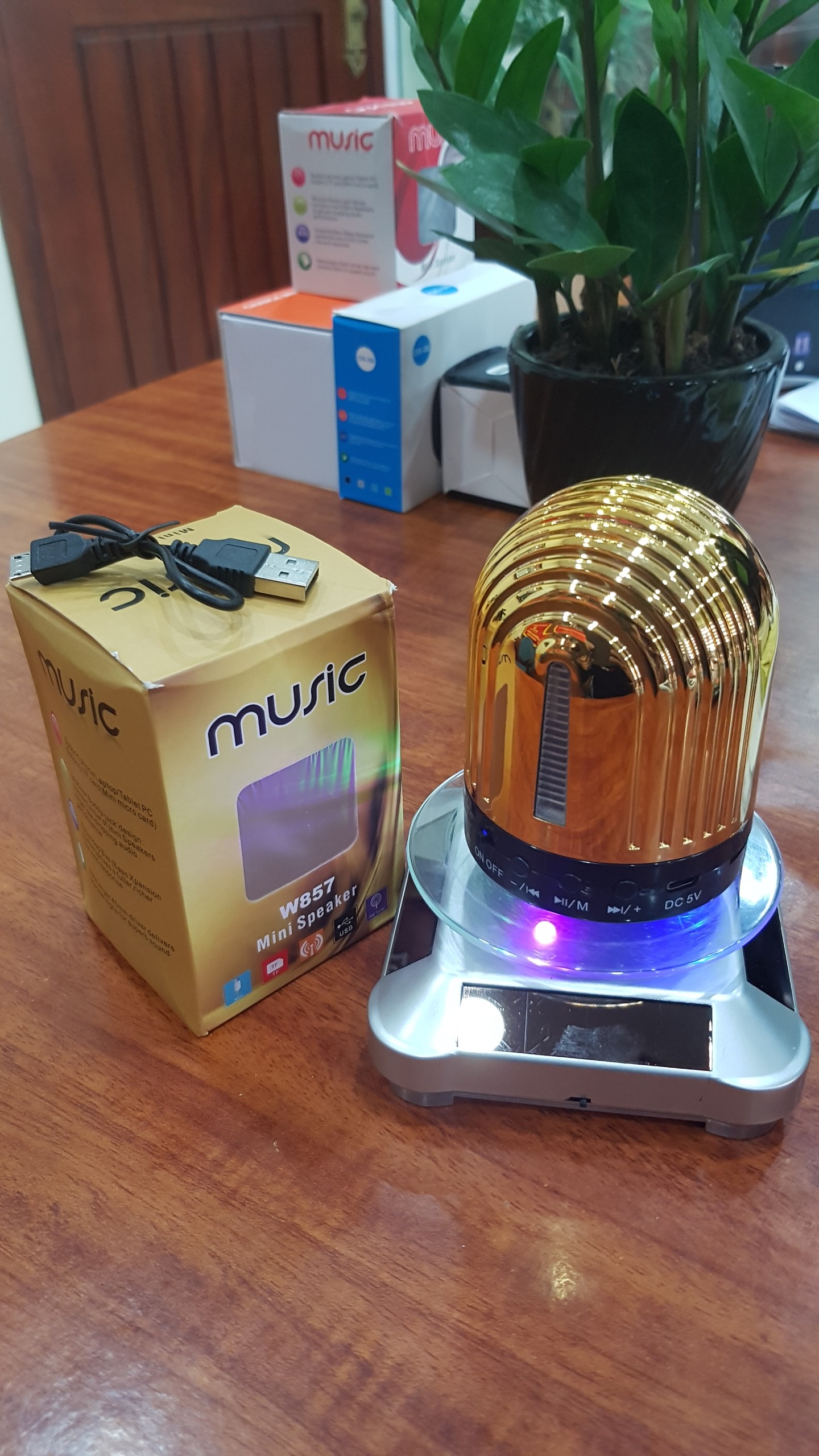 Loa bluetooth mini W857 - LED đổi màu theo nhạc