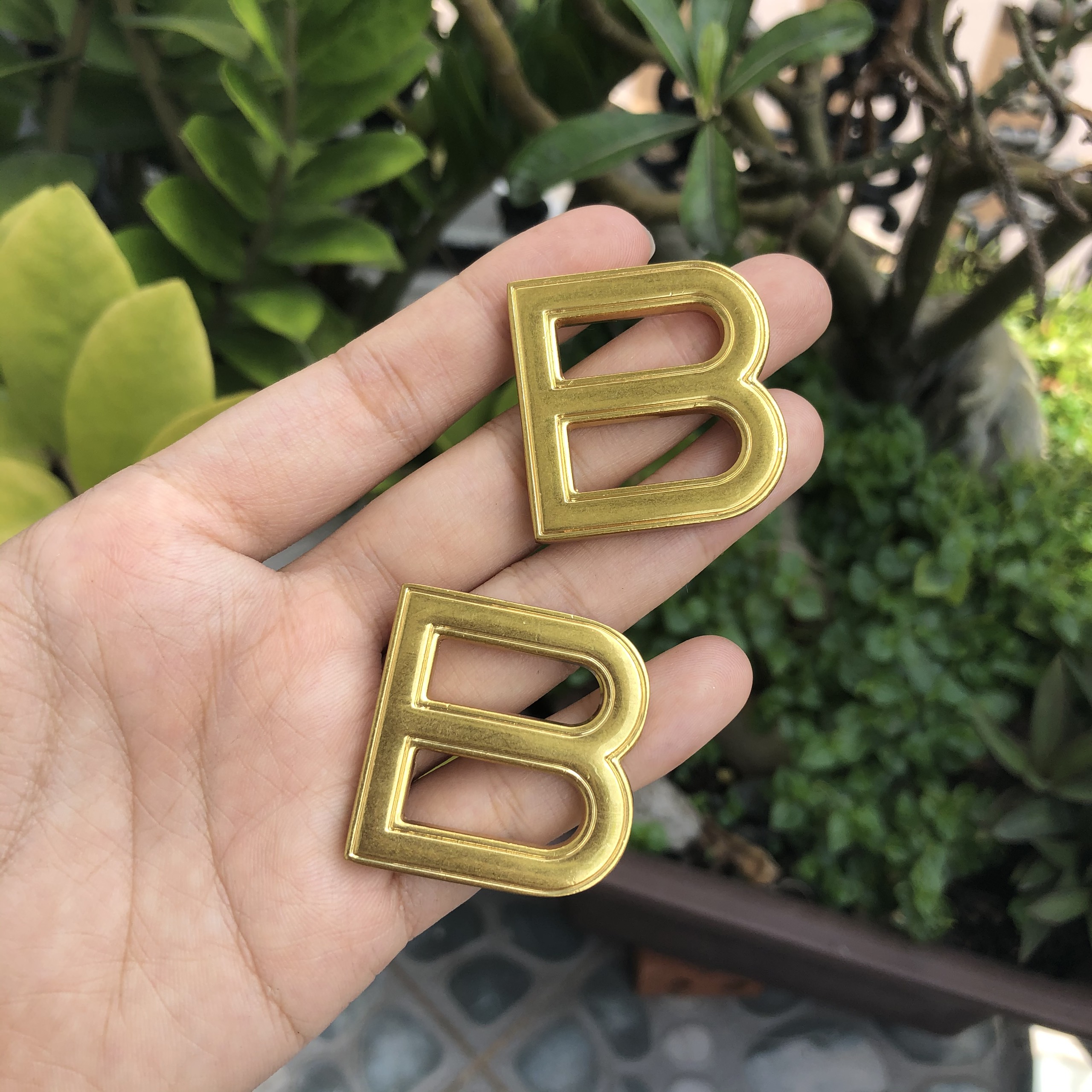 Mạc chữ B trang trí túi xách handmade