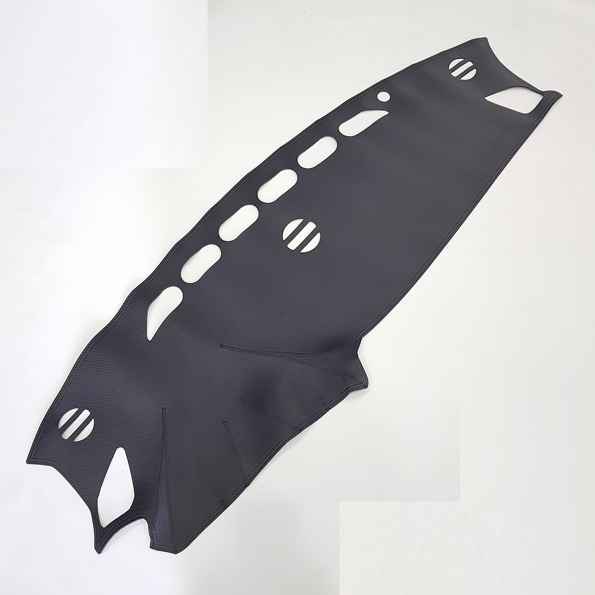 Thảm taplo da carbon xe Mazda CX5 2013 đến 2023 có chống trượt, giúp che nắng bảo vệ taplo, tạo thẩm mỹ cho xe của bạn