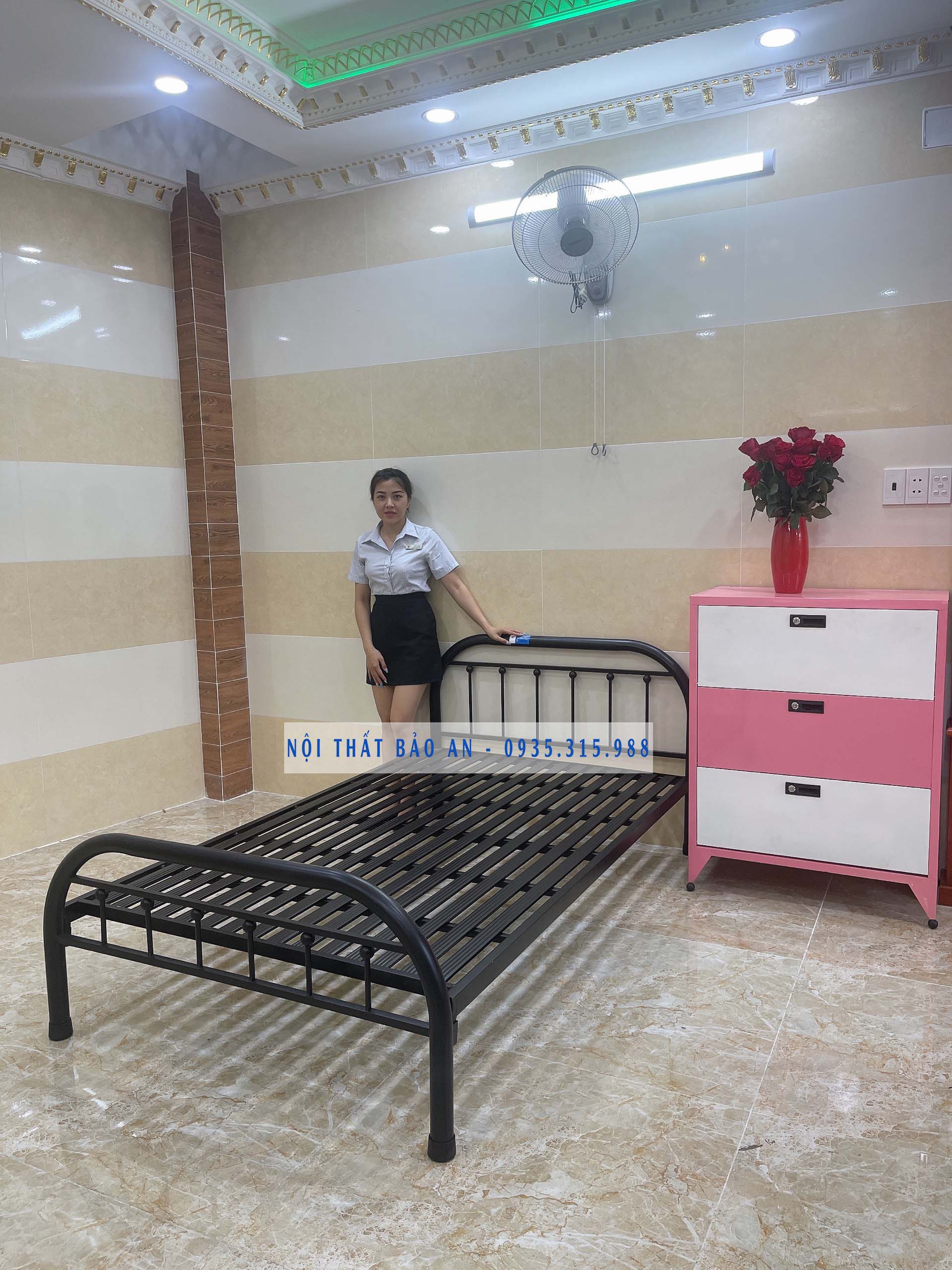 Giường sắt tròn mẫu mỹ nghệ trân châu kích thước 1m x dài 2m BA