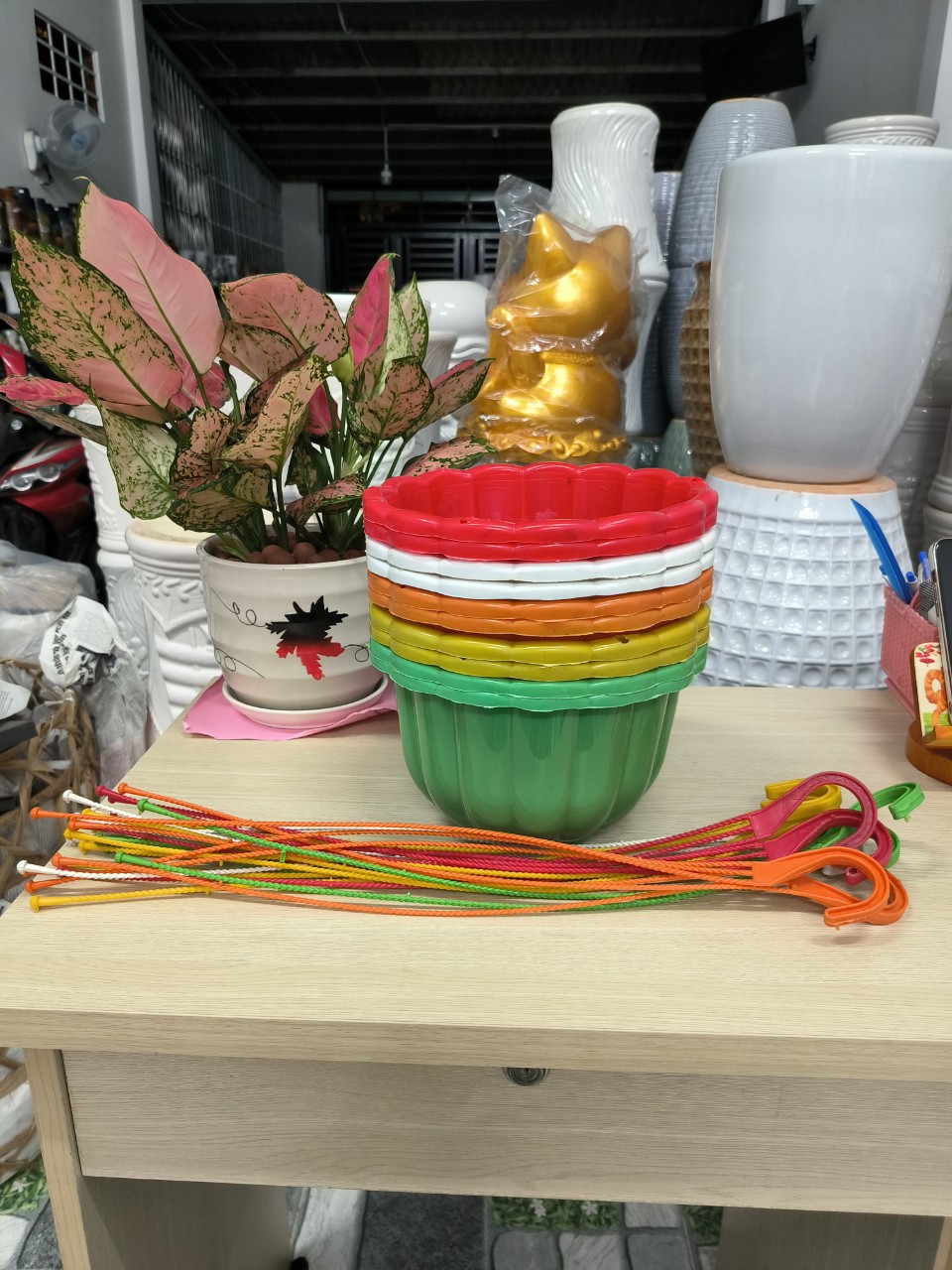 Combo 10 chậu bí treo lớn, dk miệng 22 cm , cao 14 cm đủ màu sắc kèm móc treo