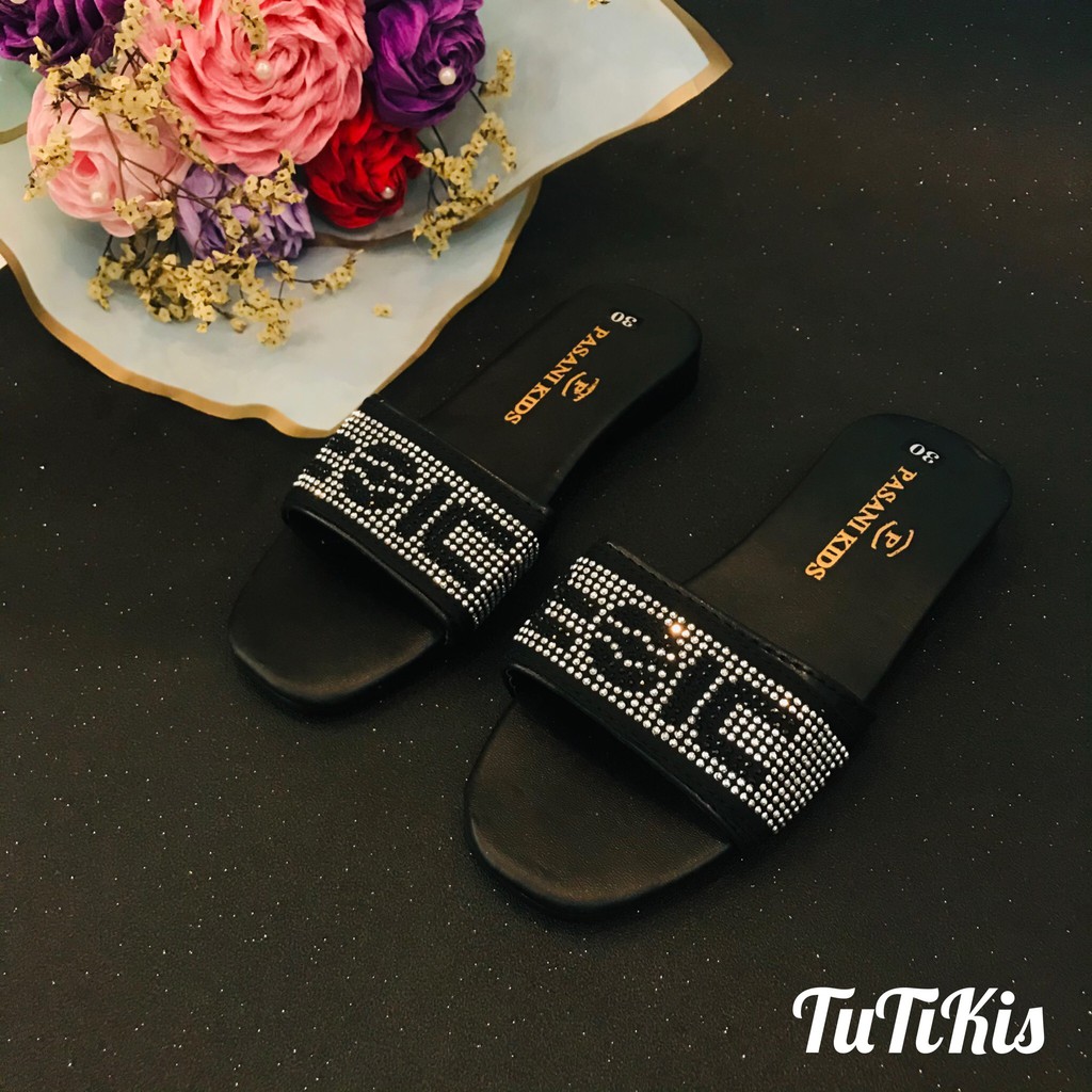 DÉP LÊ TRẺ EM ĐÍNH ĐÁ(XẢ KHO)