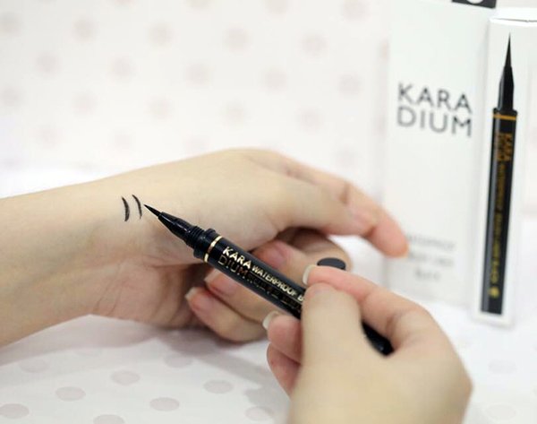 BÚT DẠ KẺ MẮT NƯỚC KARADIUM WATERPROOF BRUSH LINER BLACK