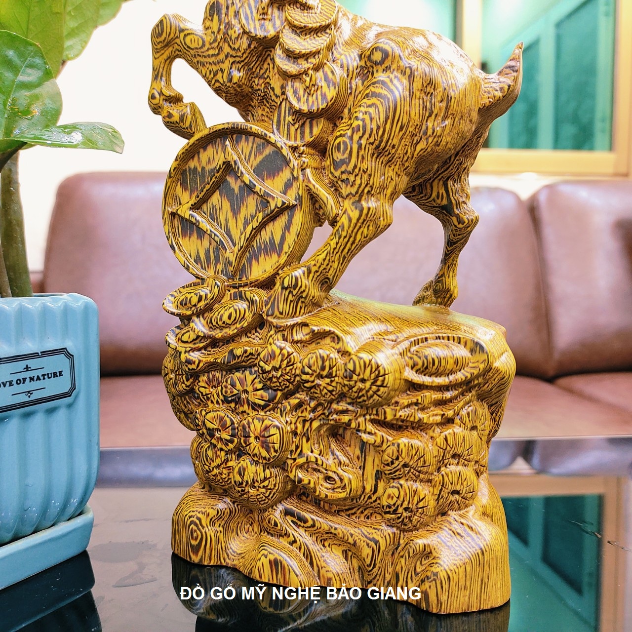 Tượng con dê gỗ mun đuôi công cao 20 cm