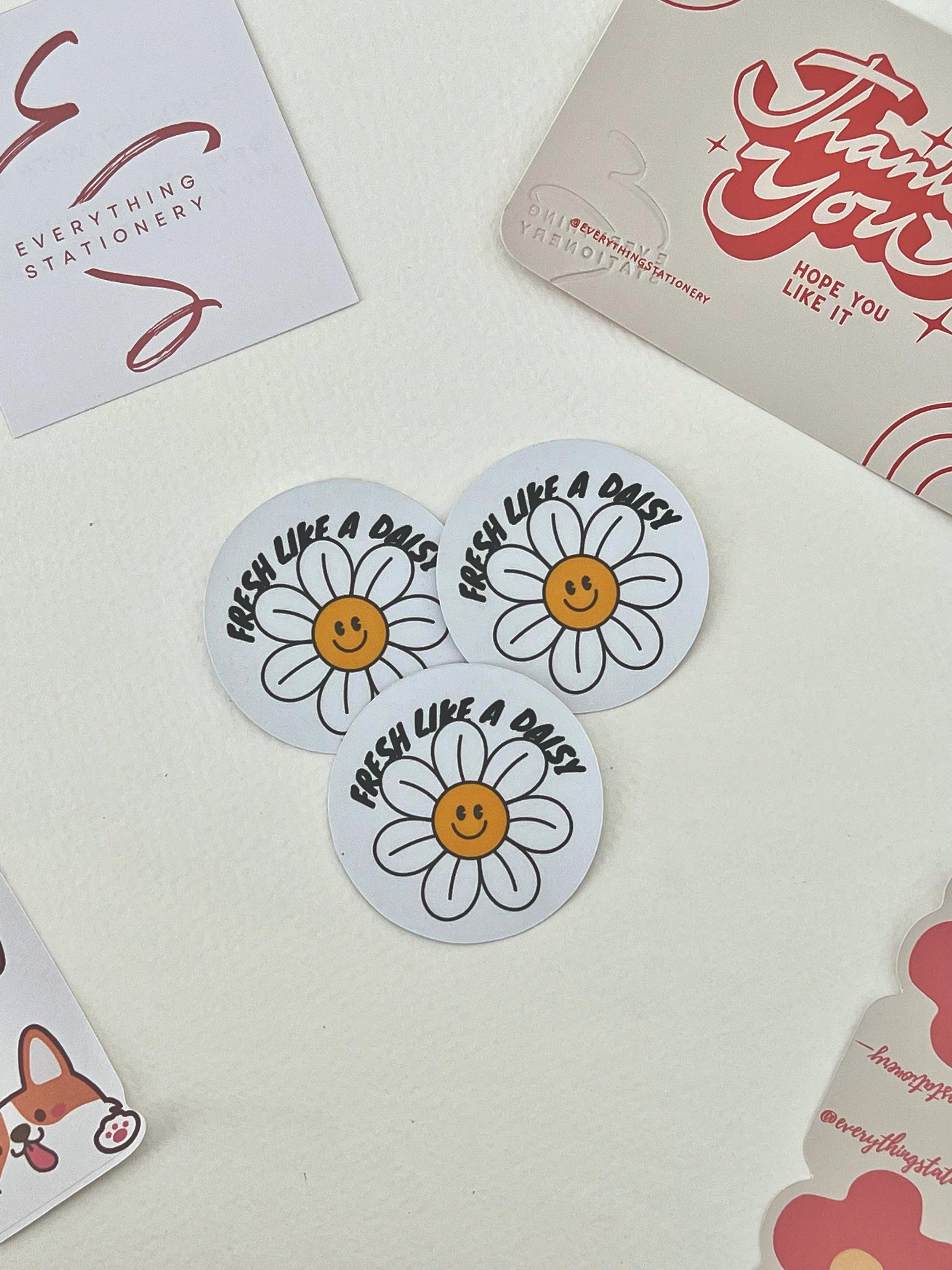 Sticker Tròn Cao Cấp Chống Nước Fresh Like A Daisy dán sổ tay, laptop, mũ bảo hiểm