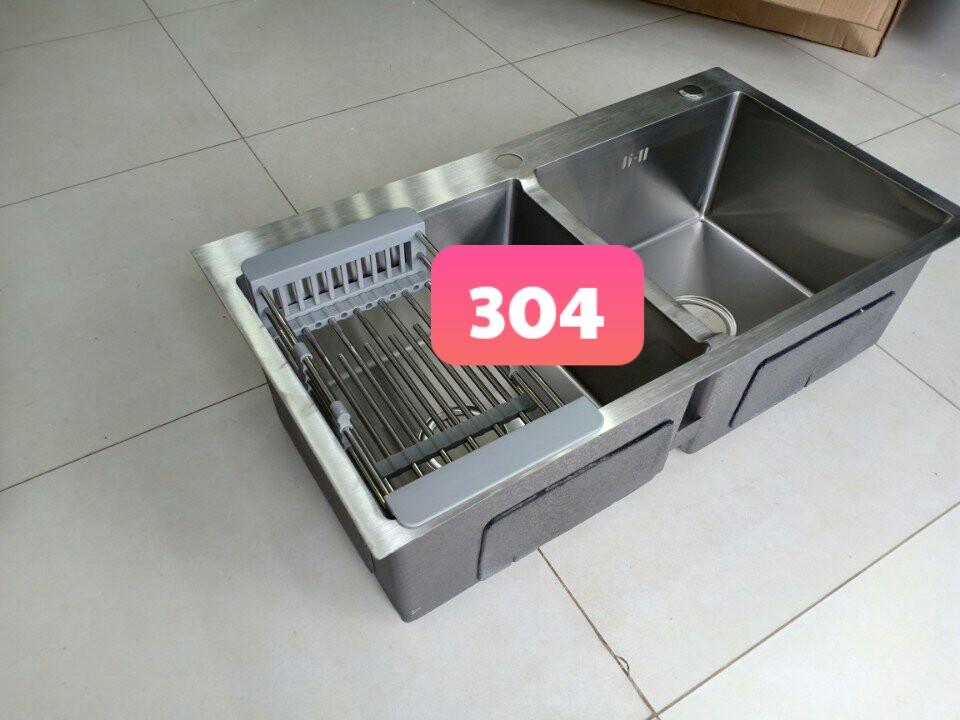 Chậu rửa chén bát Inox 304 Đúc Nguyên Khối 82 x 45 cm 2 hố cân (tặng kệ để đồ)