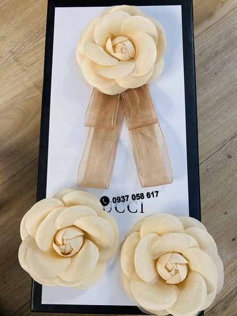 Nơ và bông cài áo