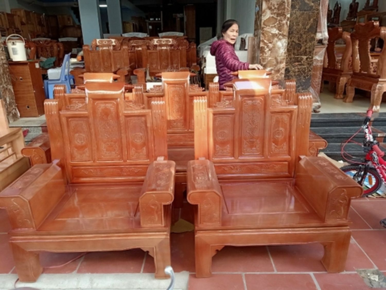 Bàn ghế Sồi Nga cuốn thư