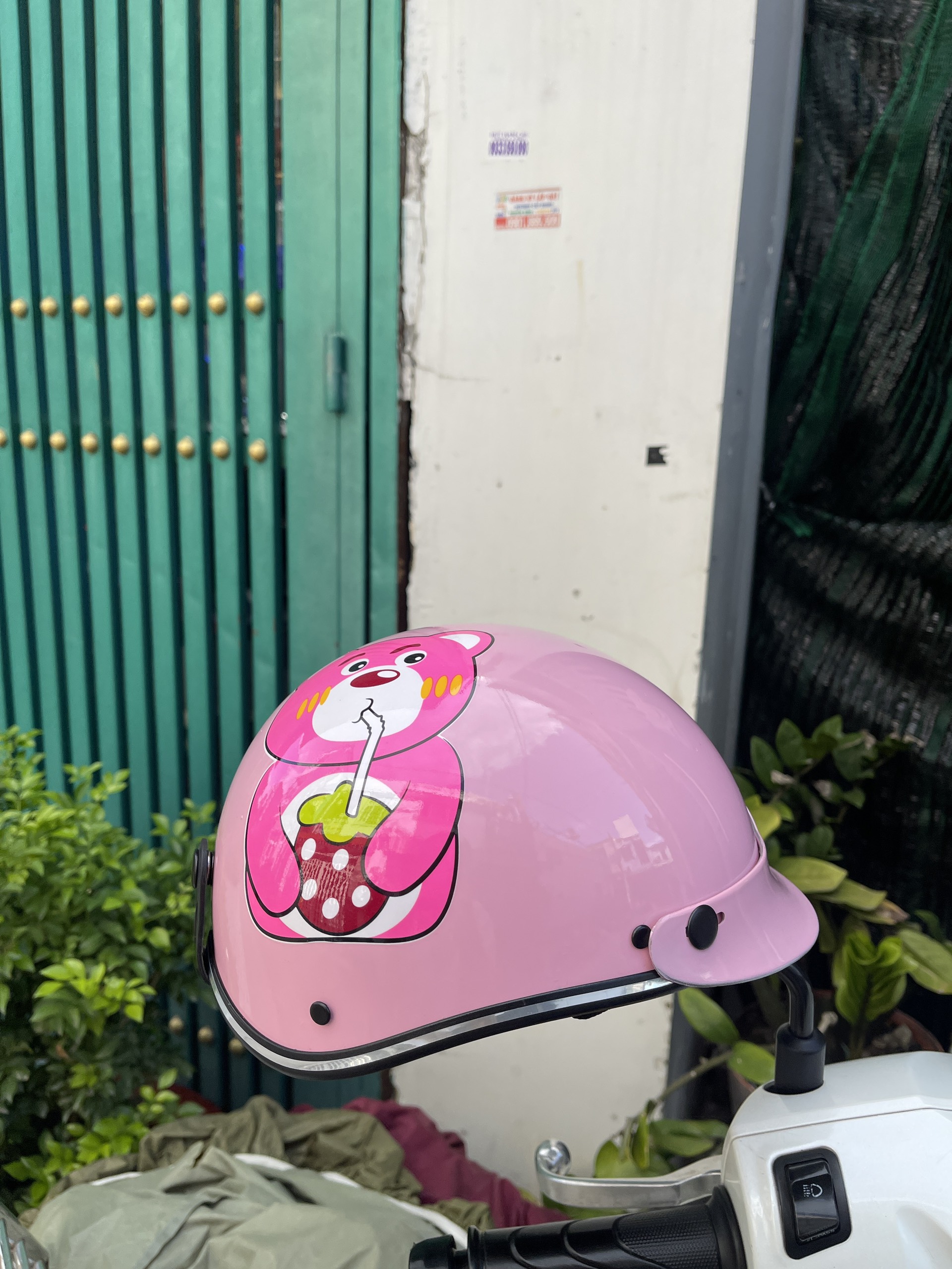 nón bảo hiểm dtoremon e bé từ 2 t đên 7 t(có tai)