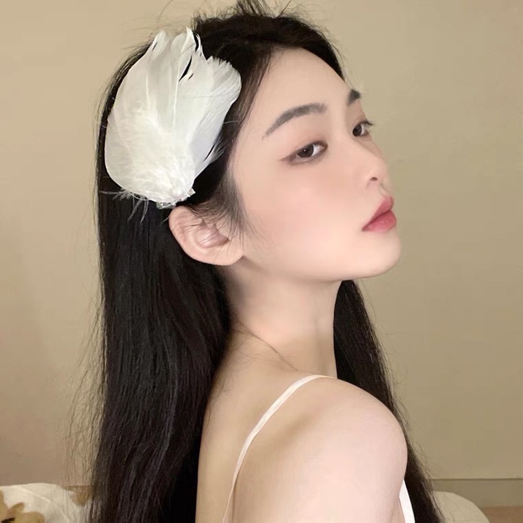 1 chiếc kẹp tóc lông vũ đính ngọc xinh đẹp