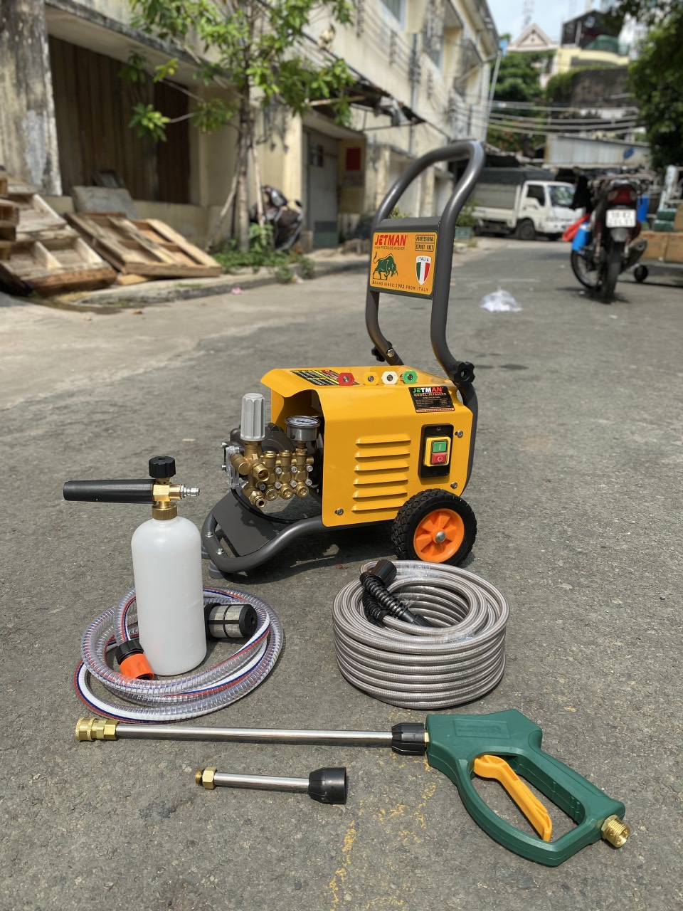 Máy rửa xe cao áp chuyên nghiệp