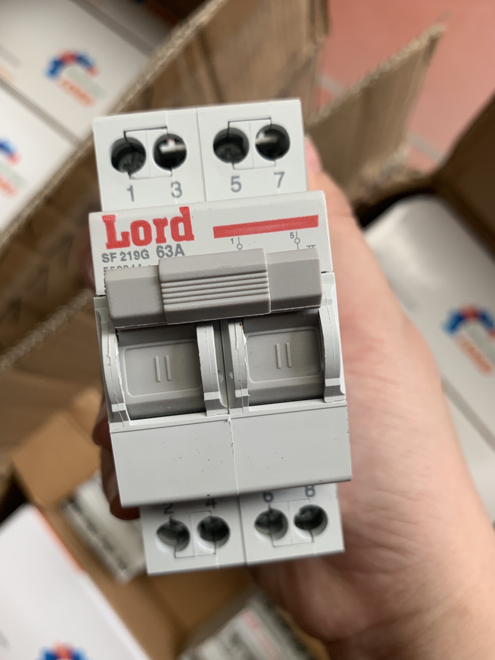 Át đảo chiều 63A/2P/220V cầu dao đảo chiều dạng aptomat