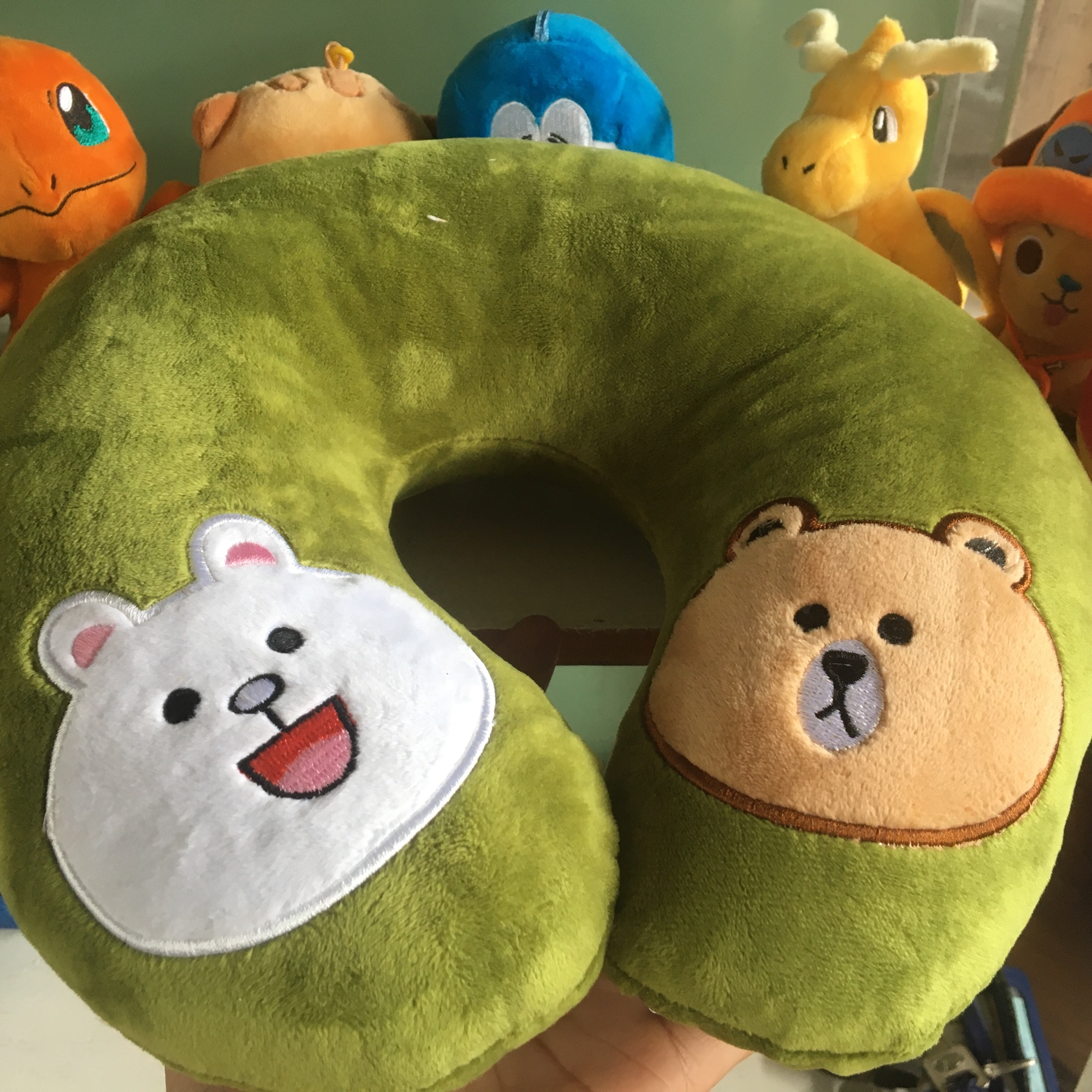 Gối cổ U thêu hình thỏ Cony và gấu Brown