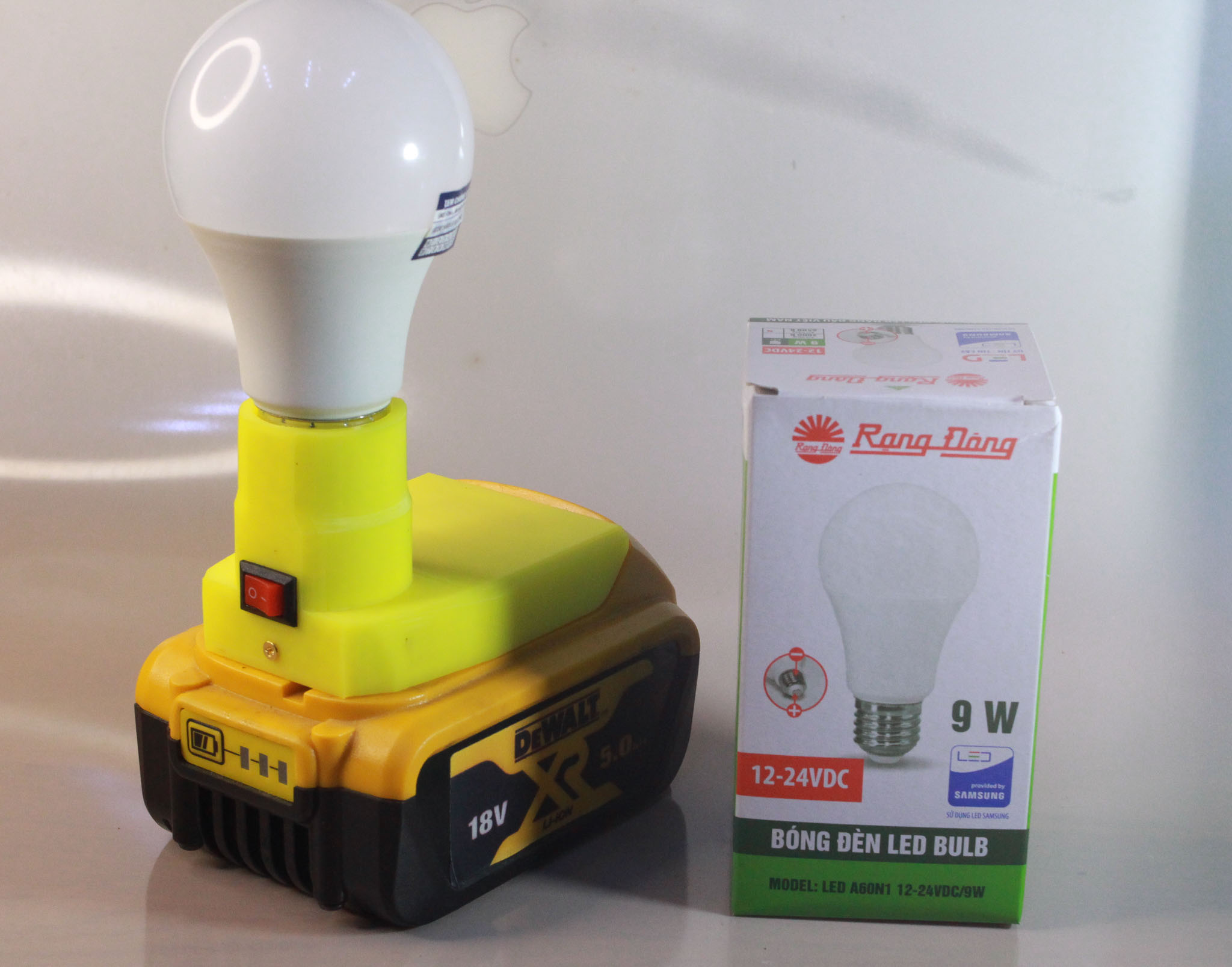 Đế đèn led pin dewaslt 20v - ngàm đế đèn led thắp sáng chân pin máy de wát 20v- kms
