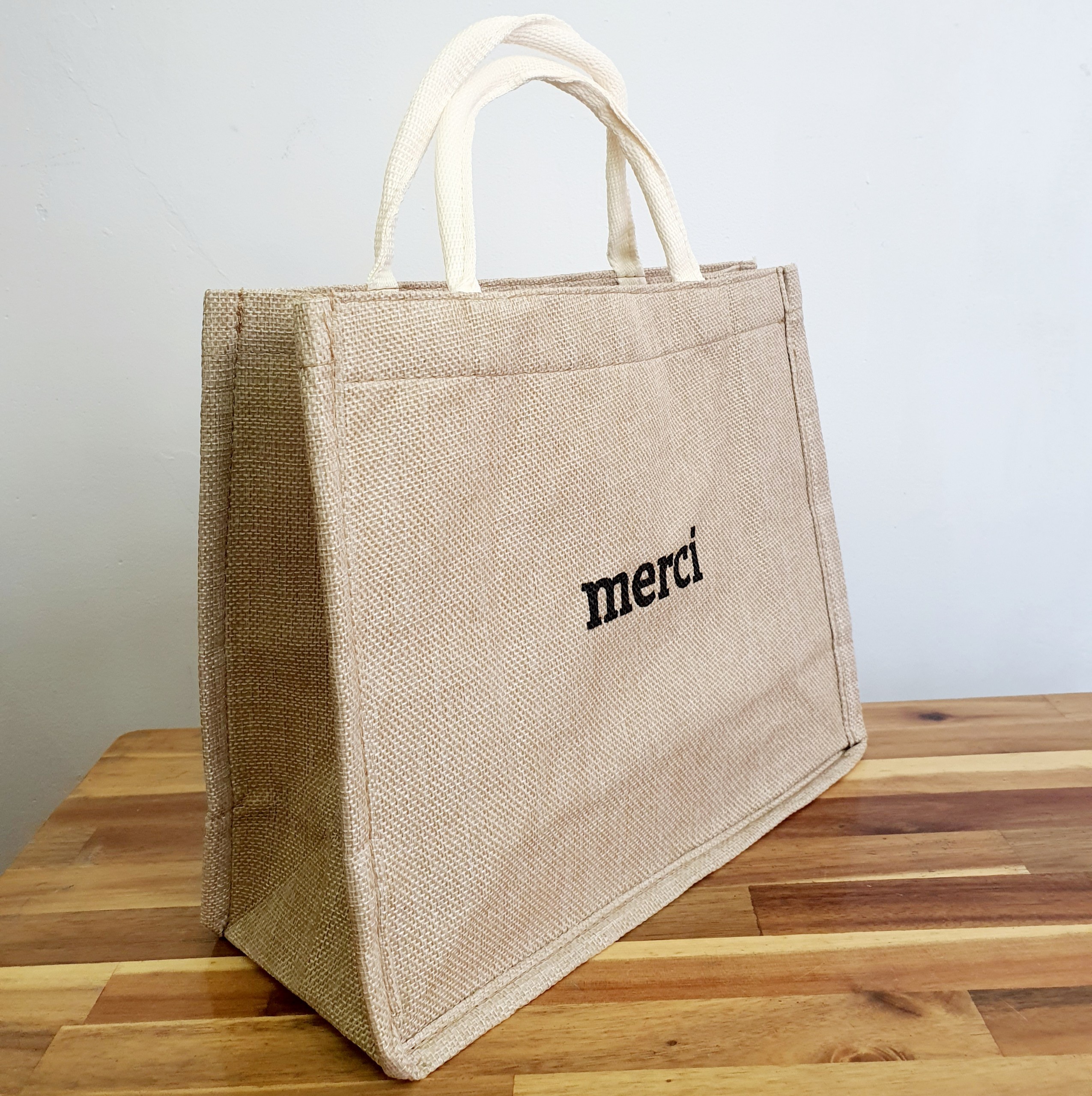Túi cói Merci có miếng đệm đáy giữ form túi