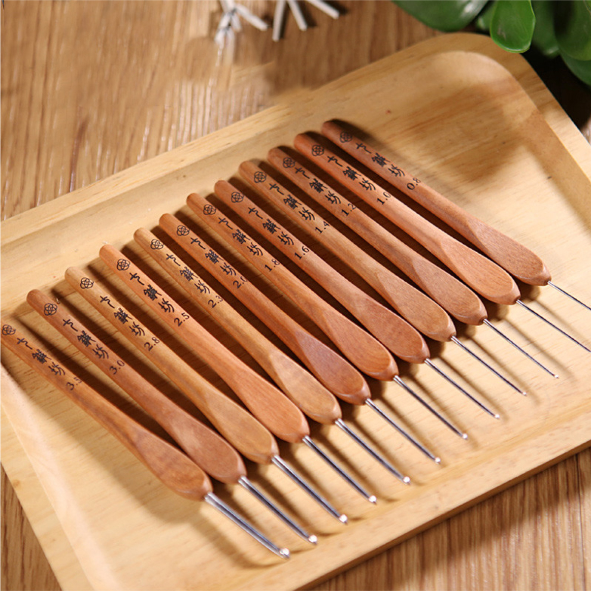 Kim móc Thất Châm Phường dùng móc len, thiết kế cong, cán gỗ, đầu kim chất liệu thép không gỉ móc cực mướt