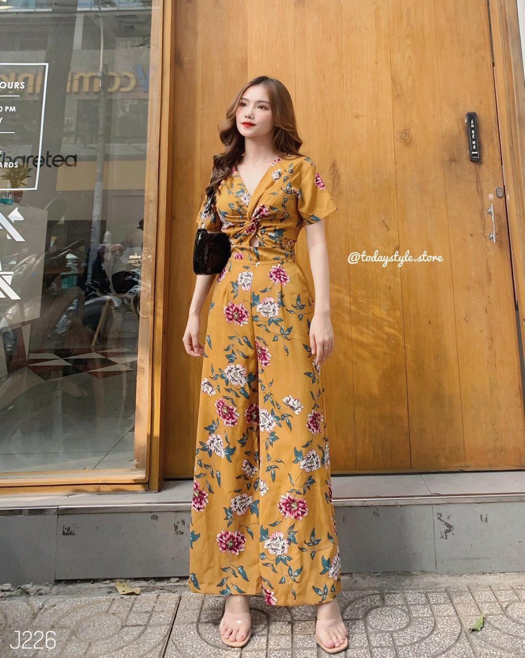 Jum hoa quần dài ống rộng xoắn ngực tay con