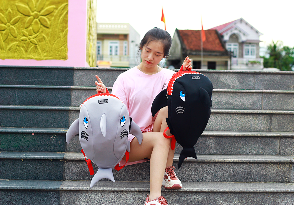Balo cá mập màu đen siêu cute